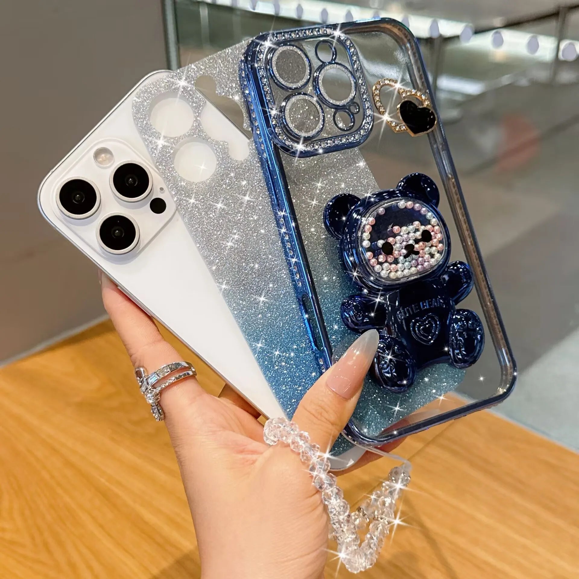 Étui souple brillant, orné d'un ours en perles colorées et plaqué électrolytiquement, compatible avec les iPhone 17, 16, 14, 15, 13, 12 et 11. Chaîne de perles.